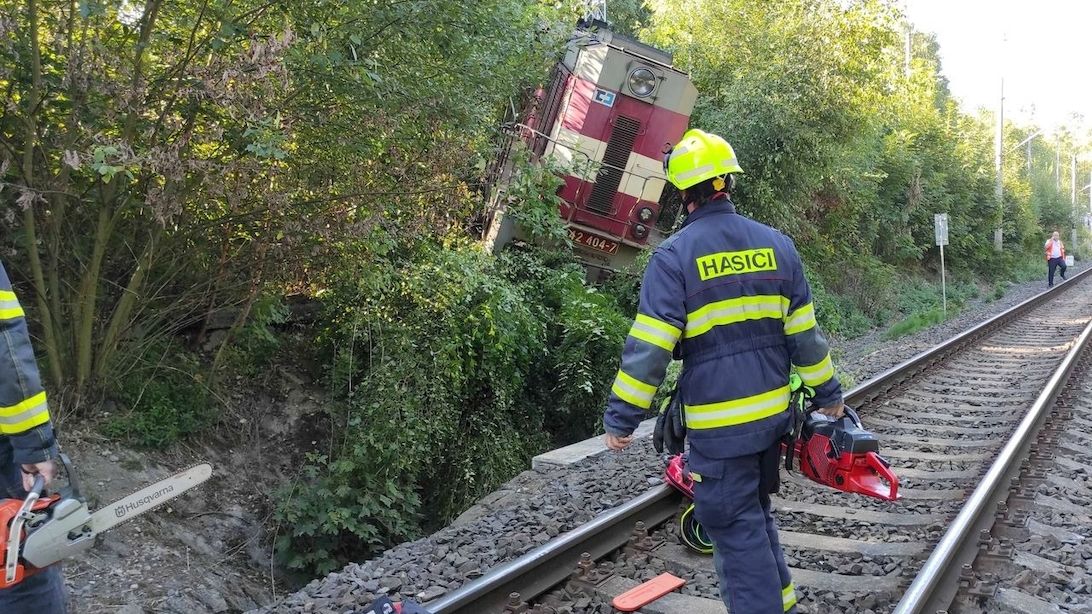 Vykolejená lokomotiva zastavila hlavní trať na Chebsku